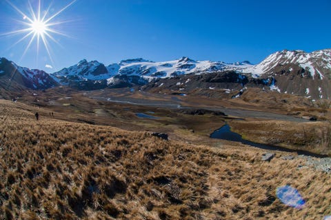 Reden om te gaan Je bent een onderzoekende reiziger een geschiedenisgek of iemand die onder begeleiding van een gids een reis naar Antarctica wil makenZuidGeorgia is een eilandje op ruim 1600 kilometer van het zuidelijkste puntje van ZuidAmerika en ligt in het midden van de Zuidelijke Oceaan Dit koude en natte oord staat bekend om zijn zwiepende stormen eindeloze ijsvlaktes gletsjers en bergen waar enorme populaties pelsrobben en zeeleeuwen naast pinguns en andere vogelsoorten levenNadat Earnest Shackleton in 1915 negen maanden lang had vastgezeten in het pakijs van de Weddellzee voor de kust van Antarctica besloten hij en zijn bemanning hun schip de Endurance achter te laten In reddingssloepen wisten ze het kale en onbewoonde Elephanteiland te bereiken Wetende dat ze daar zouden sterven als ze hun eigen redding niet op touw zouden zetten rustten Shackleton en vijf van zijn bemanningsleden een reddingssloep uit met een zeil en voeren gedurende zestien dagen en over een afstand van bijna 1500 kilometer over de ijskoude en onverbiddelijke Zuidelijke Oceaan naar ZuidGeorgia Het was een verbluffend staaltje overlevingskunst maar er was n probleem Het walvisvaardersstation het enige teken van beschaving op dit onherbergzame eiland lag aan de oostkust en door een storm waren ze op de westkust geland De mannen waren ondervoed en uitgeput en hadden bevriezingsverschijnselen maar samen met twee metgezellen trok de onstuitbare Shackleton over bergen en gletsjers naar het walvisvaardersstation Stromness waar hij de hulp kreeg die hem in staat stelde terug te keren naar Elephanteiland en de rest van zijn bemanning te reddenHet volgen van Shackletons herosche laatste etappe is een tocht die je n keer in je leven zou moeten ondernemen Over verraderlijk terrein met gletsjerspleten en steile passen trek je van de Koning Haakonbaai naar Stromness het nu verlaten walvisvaardersstation waar het wemelt van de ezelspinguns Hoewel je in Shackletons voetsporen treedt zul je geen spijkers door de zolen van je schoenen hoeven te duwen om meer grip op het ijs te krijgen of een dissel als ijsbijl te gebruiken terwijl je het eiland oversteekt Op de ruim veertig kilometer lange trektocht zie je talloze broedende vogelsoorten waaronder de roetkopalbatros de zuidelijke reuzenstormvogel en de noordse stern Je zult zelfs langs stranden met zwart zand komen waar duizenden broedende pinguns en ook zeeolifanten leven Je zult waarschijnlijk met een touroperator op pad moeten gaan omdat het vervoer over water en land hier erg lastig is