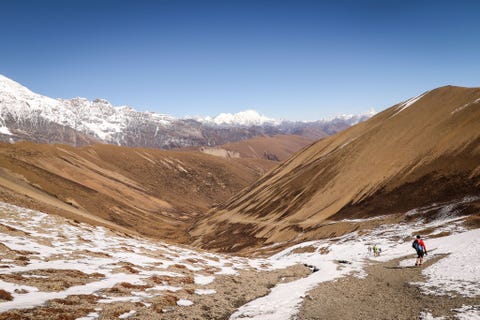 Reden om te gaan je bent een onderzoekende reiziger en een keiharde en getrainde avonturierDit is misschien wel de zwaarste trektocht ter wereld die alles vergt van longen en latten met zijn ruim 347 kilometer lange route die zijn hoogste punt bereikt op 5300 meter en over elf passen van boven de 4800 meter loopt Het kost minstens 25 dagen om de route geheel af te leggen Althans als het onvoorspelbare weer van de Himalaya en de grote hoogte je niet vellen Amper de helft van de mensen die aan de Snowman beginnen bereiken de finish maar het is de loodzware uitdaging die deze tocht zo aantrekkelijk en belonend maaktDe trekroute loopt door Bhutan een constitutionele monarchie waar tv en internet pas in 1999 werden toegelaten en het toerisme nog steeds streng wordt gereguleerd Om al die redenen zul je een zeer afgelegen land met een opvallend gebrek aan reizigers doorkruisenDe regels die dit laatste boeddhistische koninkrijk op aarde zo ongerept houden maken het ook lastig om te bereizen dus verwacht dat alles zijn tijd nodig heeft Geniet van je reis terug in de tijd terwijl je door dorpen als Laya trekt waar je thee kunt drinken met de inheemse Layap en door Thanza een gehucht op ruim vierduizend meter hoogte waar de gidsen hun paarden omruilen voor yaks om voorbereid te zijn op het ng moeilijker terrein dat je te wachten staat Hoog boven de wolken loop je hier in de schaduw van giganten zoals de minder bekende bergen Zogophu Gamp 7100 meter en Jomolhari 7326 meter de op twee na hoogste berg van Bhutan Een goede plek om na te denken over het leven zonder de ruis van techniek en alledaagse beslommeringenBhutan zal waarschijnlijk snel veranderen want het land laat geleidelijk aan meer toeristen toe dus als je je deze reis kunt veroorloven kun je beter niet te lang wachten Gidsen zijn wettelijk verplicht en kosten tussen de 5000 en 7500 euro om nog maar te zwijgen van de kleine 200 euro per dag die de Bhutaanse overheid vraagt voor het reizen in dit land