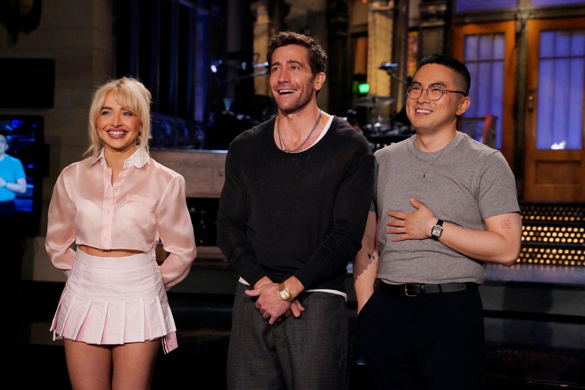 Sabrina Carpenter and Jake Gyllenhaal Had a Cute, Supportive Moment at the  End of 'Saturday Night Live'