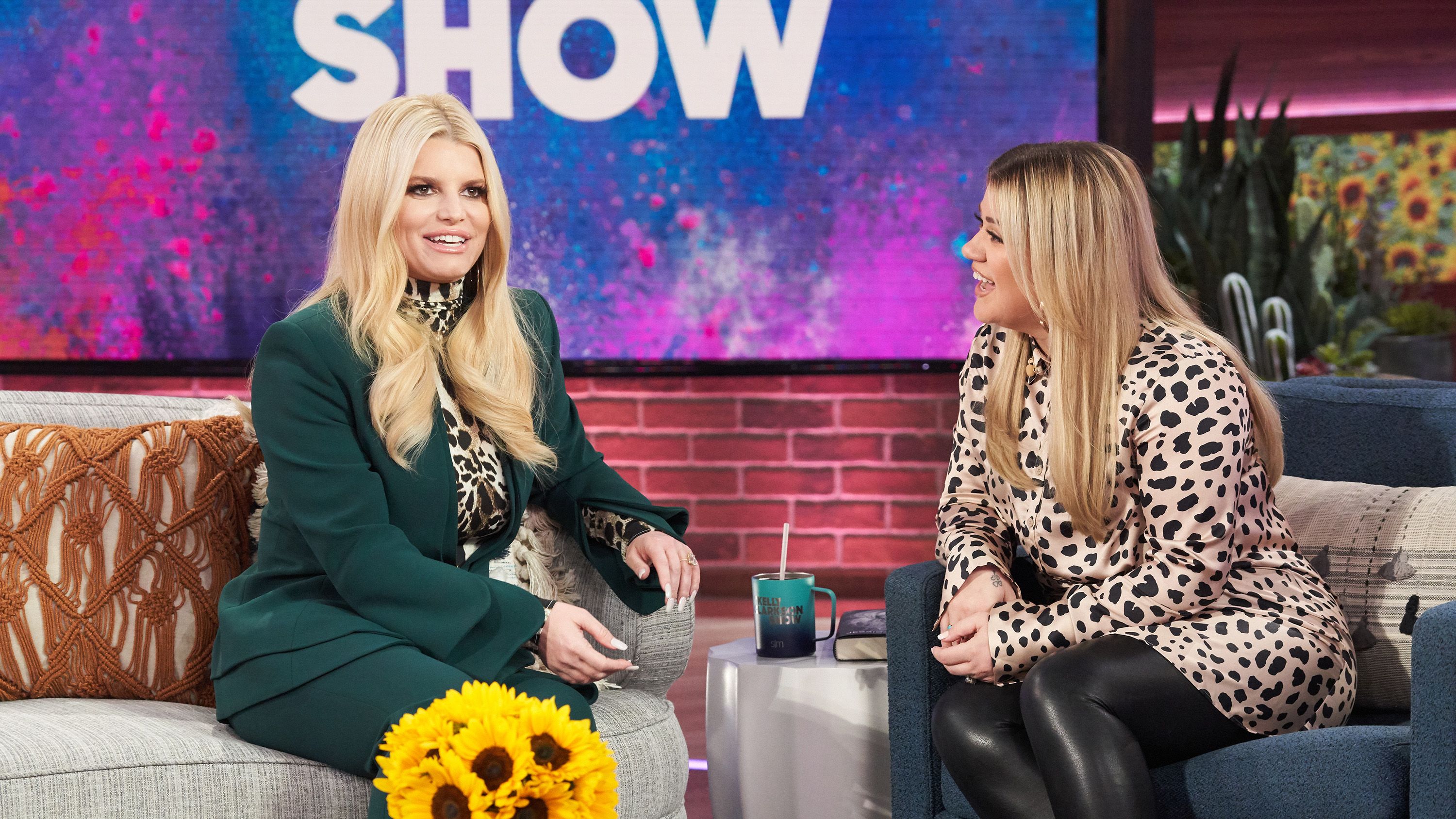 https://hips.hearstapps.com/hmg-prod/images/episode-3117-pictured-jessica-simpson-kelly-clarkson-news-photo-1635795247.jpg?crop=1xw:0.84375xh;center,top