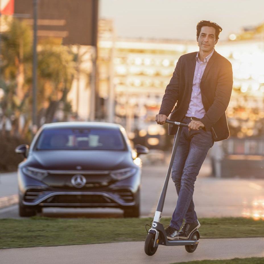 Un hombre en un scooter eléctrico viene con el eqs580 sedan city edition