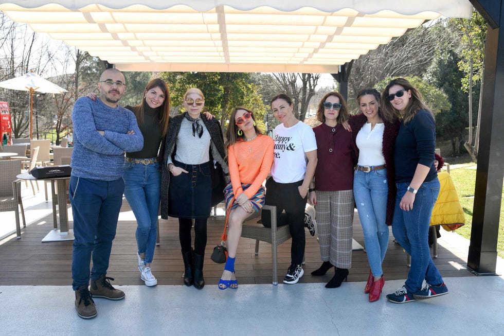 Ana Mena con equipo Diez Minutos