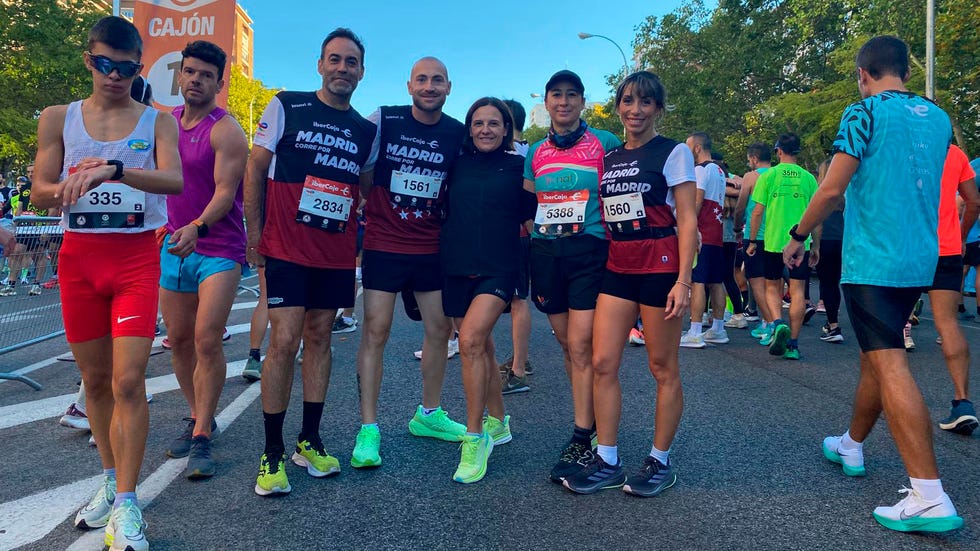 el equipo de corredores de runner's world en la carrera ibercaja madrid corre por madrid 2024