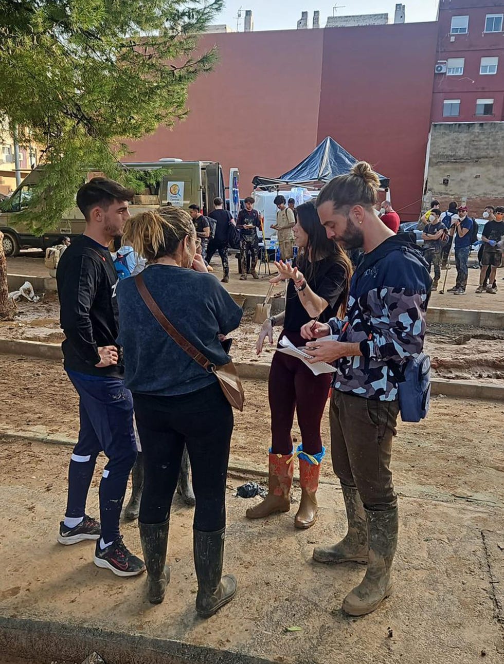 ana rosa quintana y su equipo de tardear tras las camaras en valencia cubriendo el desastre de la dana