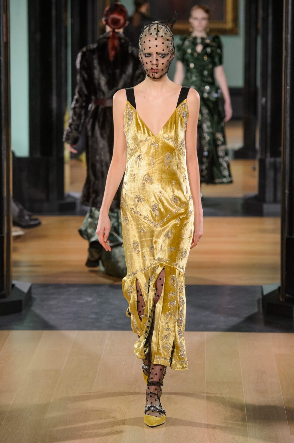 Fashion model, Fashion, Fashion show, Runway, Clothing, Haute couture, Dress, Fashion design, Public event, Event, 