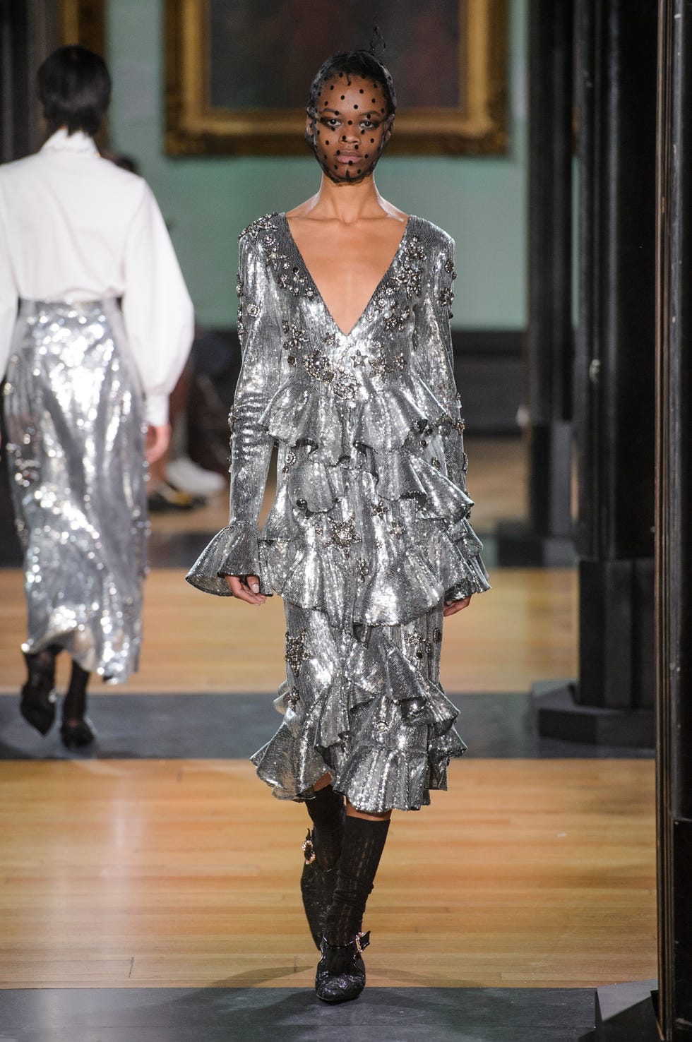 Fashion, Fashion model, Runway, Fashion show, Clothing, Haute couture, Fashion design, Footwear, Public event, Shoulder, 