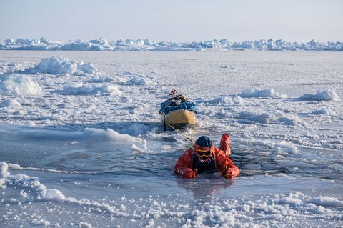 Het pakijs op de Noordpool is z dun dat Eric Larsen zijn gewicht soms over een zo groot mogelijk oppervlak moest verdelen om er niet doorheen te zakken