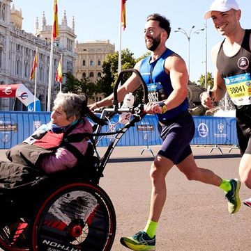 eric y su madre en silla de ruedas corriendo la media maratón de madrid 2024