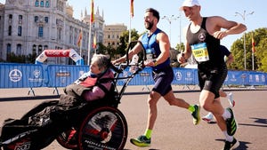 eric y su madre en silla de ruedas corriendo la media maratón de madrid 2024