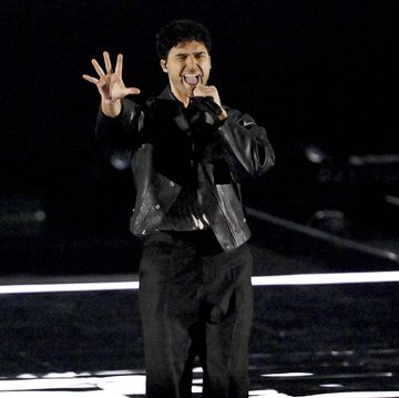 el cantante eric saade durante su actuacion en el festival de eurovision 2024