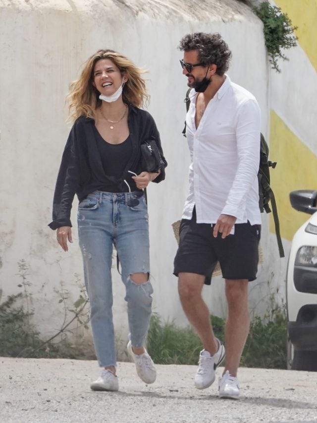 ernesto alteiro y juana acosta paseando riendo con la mascarilla bajada