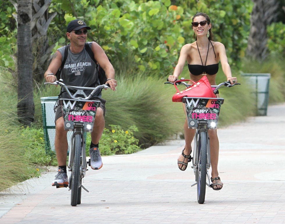 Eros Ramazzotti y Marica Pellegrinelli paseo en bici Miami
