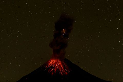 Bekijk de momenten die voorafgingen aan de winnende foto van Tapiro van vulkaan Colima tijdens een krachtige eruptie op 13 december 2015