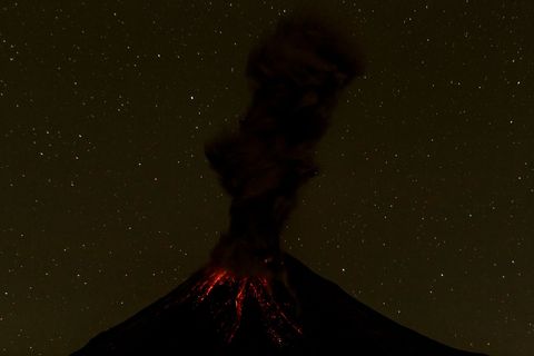 Bekijk de momenten die voorafgingen aan de winnende foto van Tapiro van vulkaan Colima tijdens een krachtige eruptie op 13 december 2015