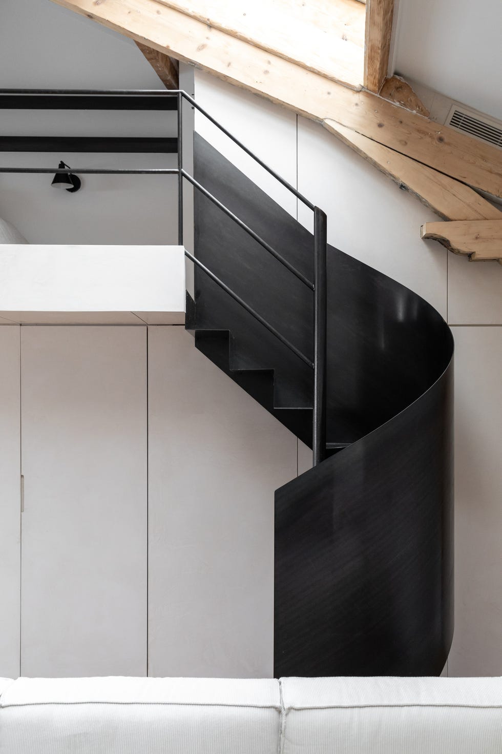 escalera caracol loft diseño del atelier leymarie gourdon
