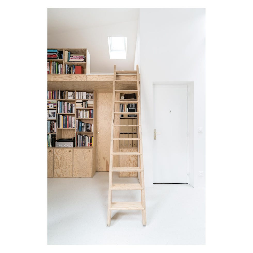 estudio 24m2 en parís de biloba architecture, con ventana velux y escalera al dormitorio