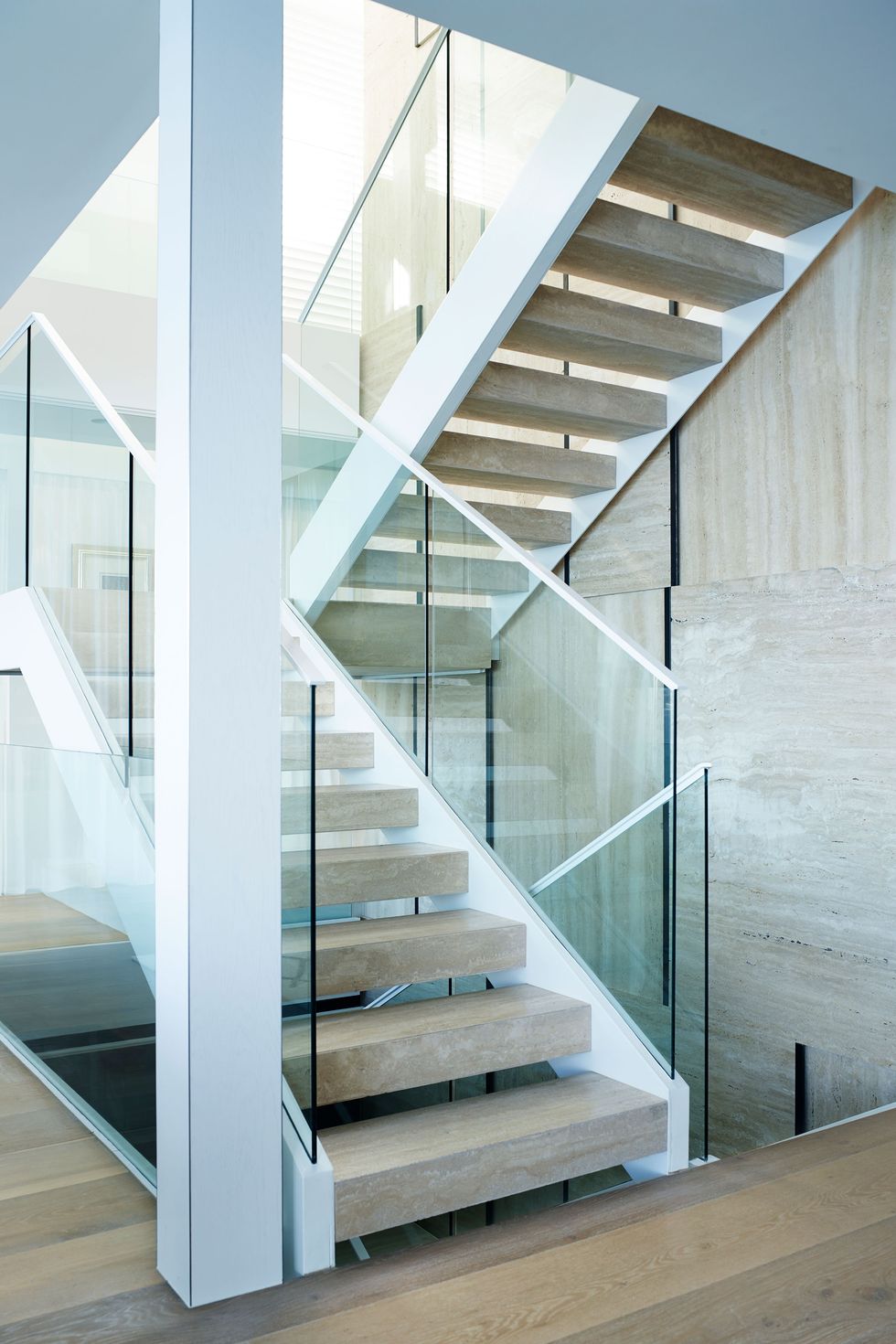escaleras con barandilla de vidrio y escalones de madera