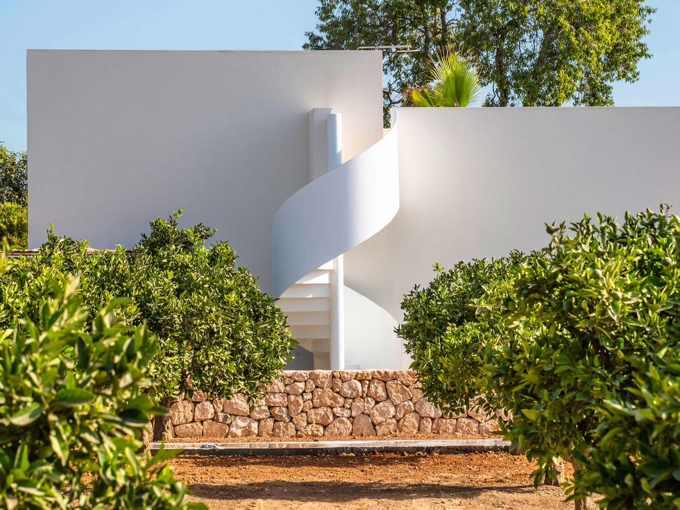 Daytime, Wall, Shrub, Architecture, Tree, Real estate, House, Plant, Landscape, Land lot, 