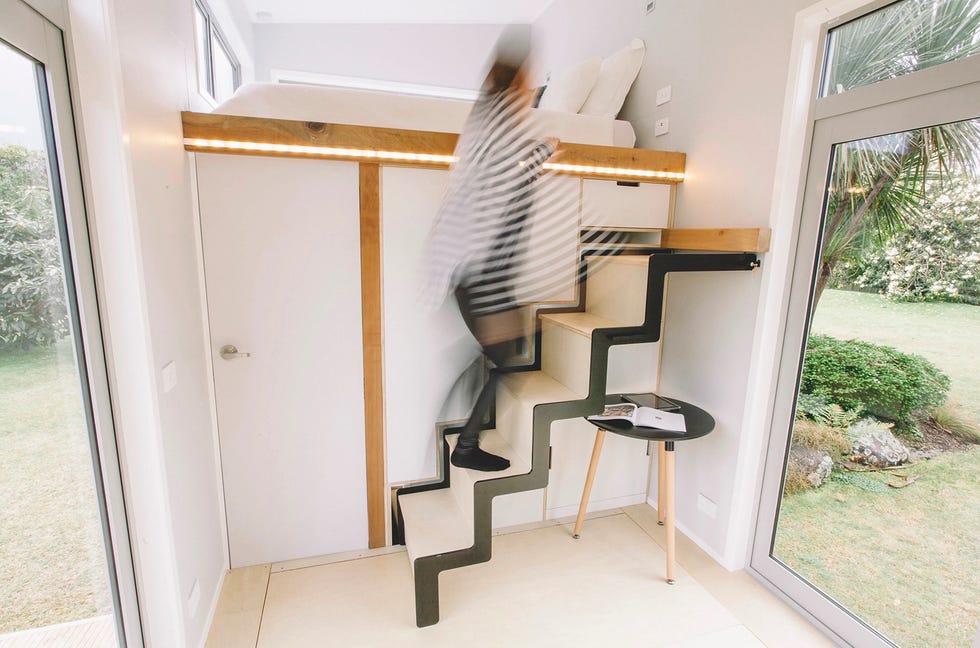 casa móvil tawharau para millennials de build tiny, con escalera extraíble extendida para subir al dormitorio