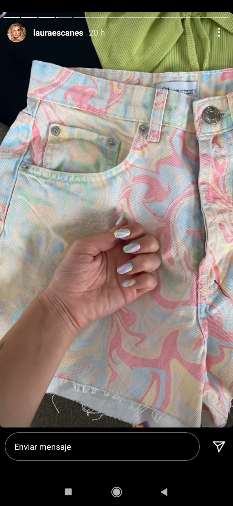 Laura Escanes y los shorts de Zara que van con su uñas con ondas