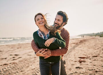 Pareja de novios de viaje romántico en la playa