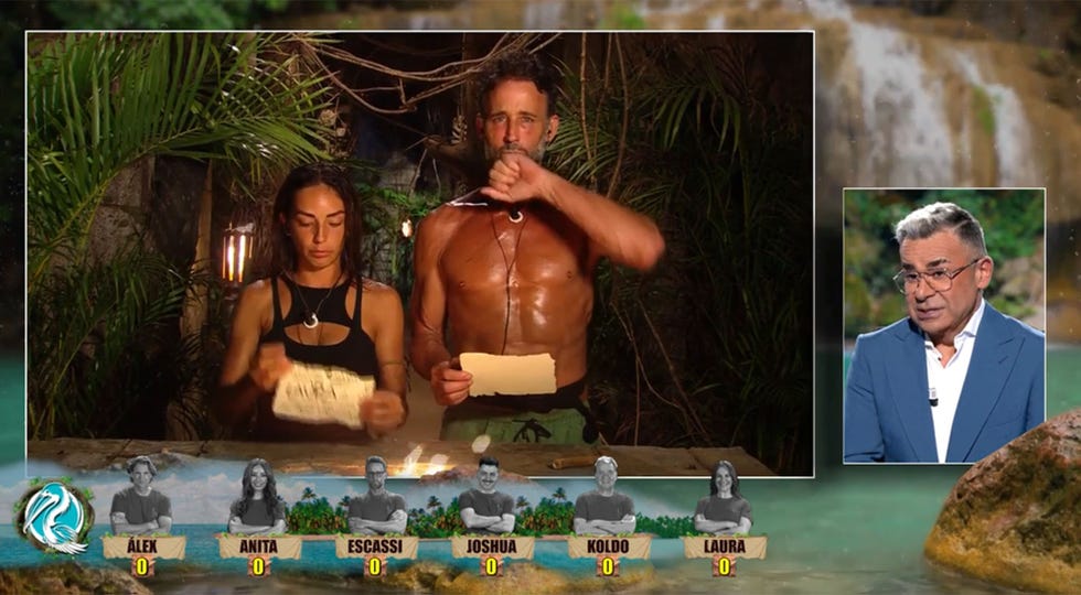 el jinete se besa la mano durante las nominaciones en supervivientes