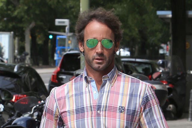 Álvaro Muñoz Escassi con gafas verdes