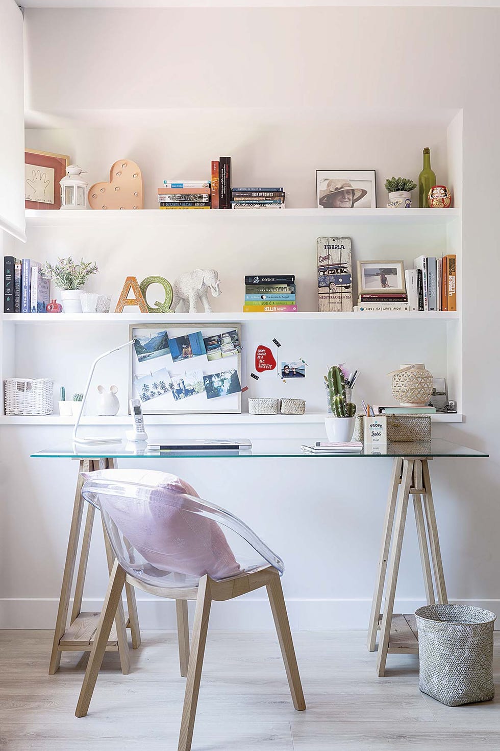 Aprovechar rincones en casa: Librería en el hueco de la pared