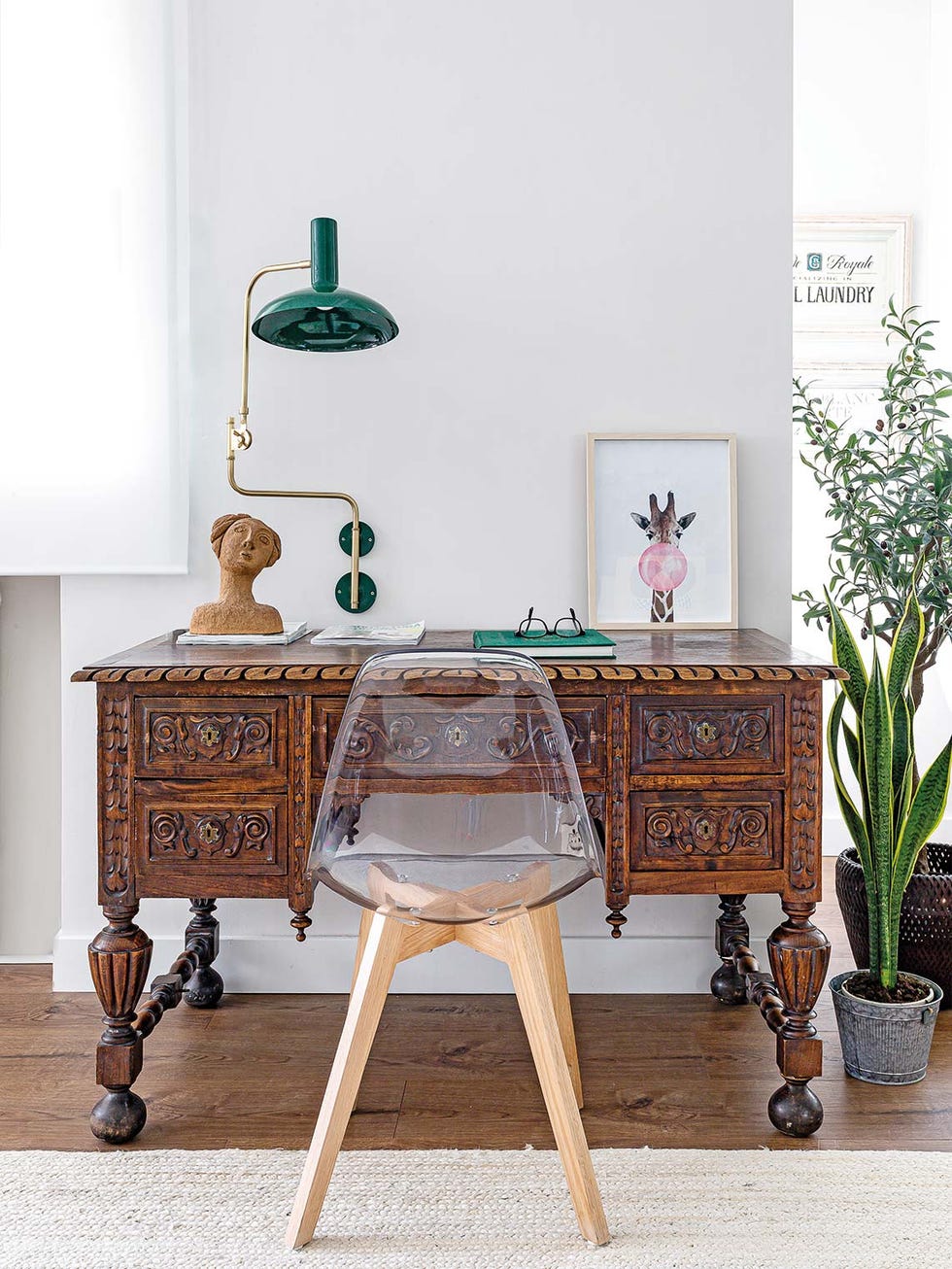 silla con respaldo de plástico