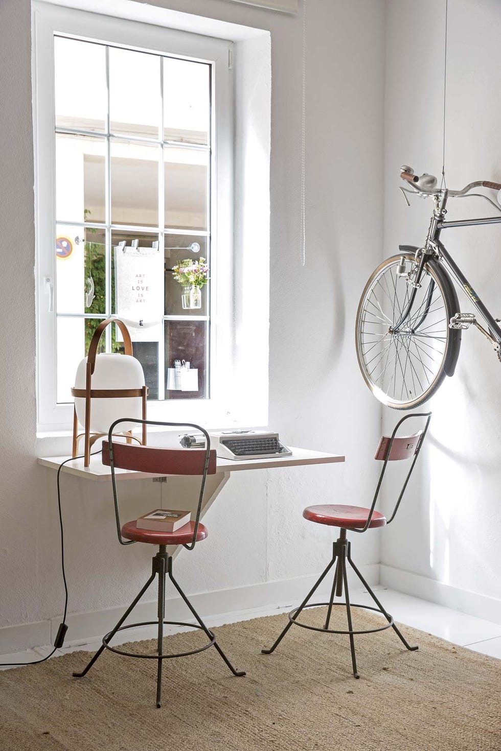 Aprovechar rincones en casa: La bici colgada del techo