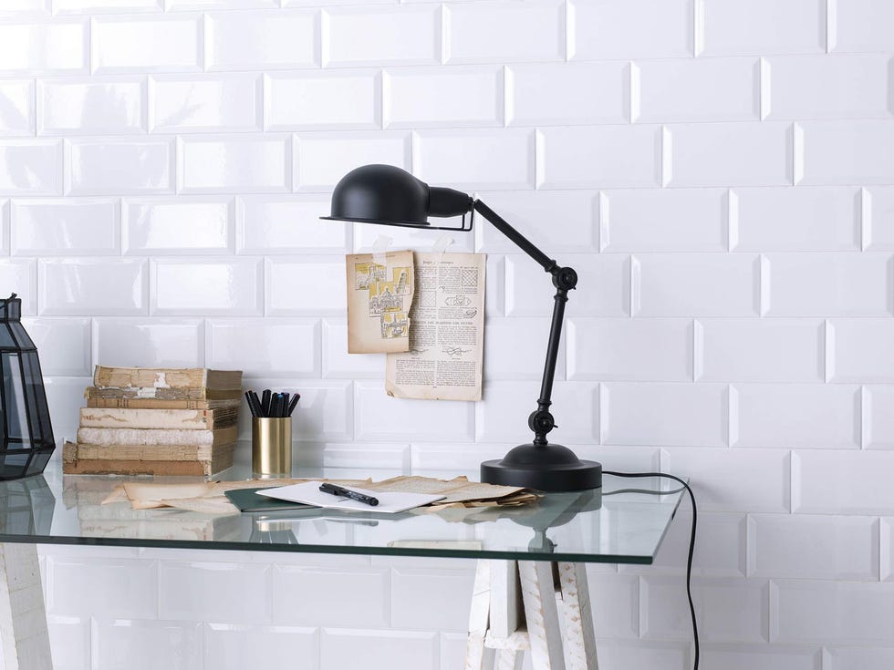 escritorio con pared de azulejos tipo metro
