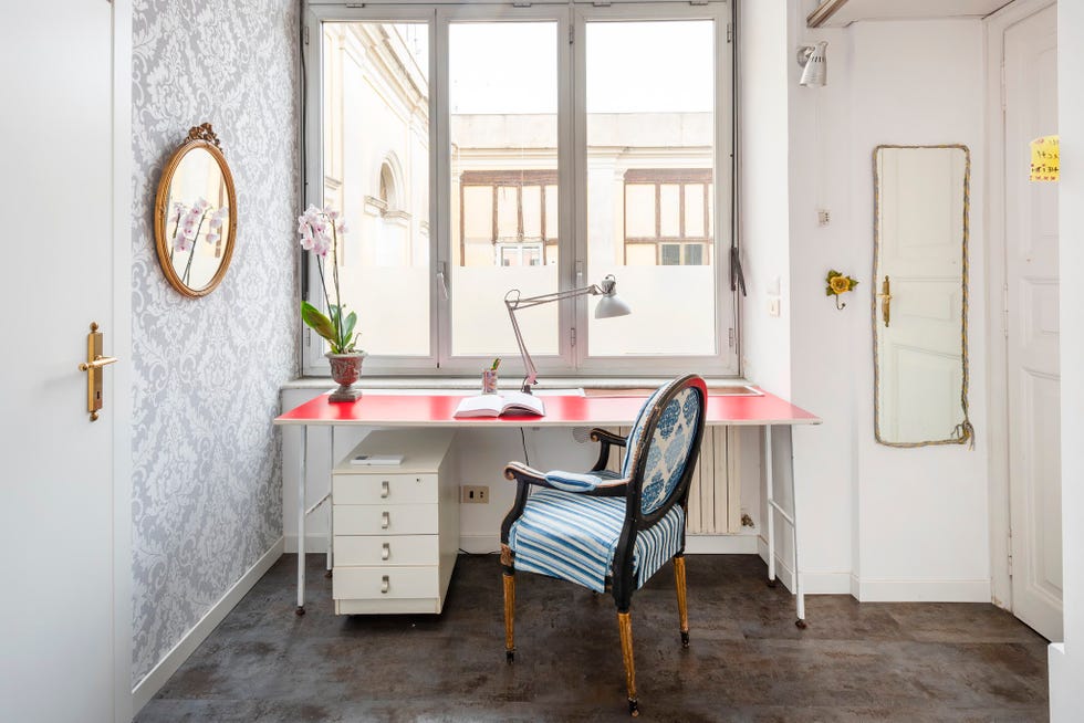 despacho de estilo vintage decorado con papel pintado