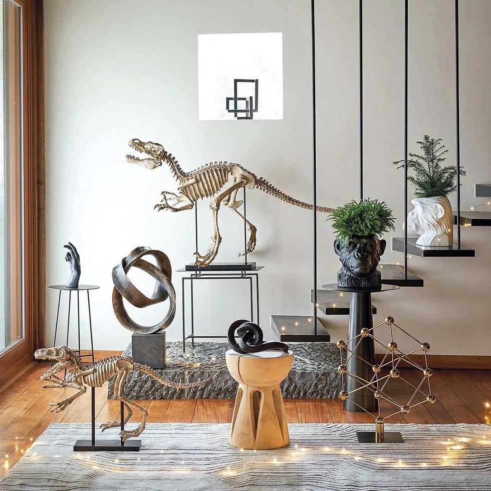 esculturas en forma de dinosaurios y animales