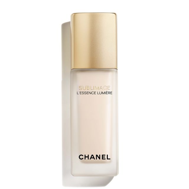 La esencia 'Sublimage L'Essence Lumière', de Chanel (405 €). El paso intermedio entre la limpieza y la hidratación en su tratamiento de belleza.
