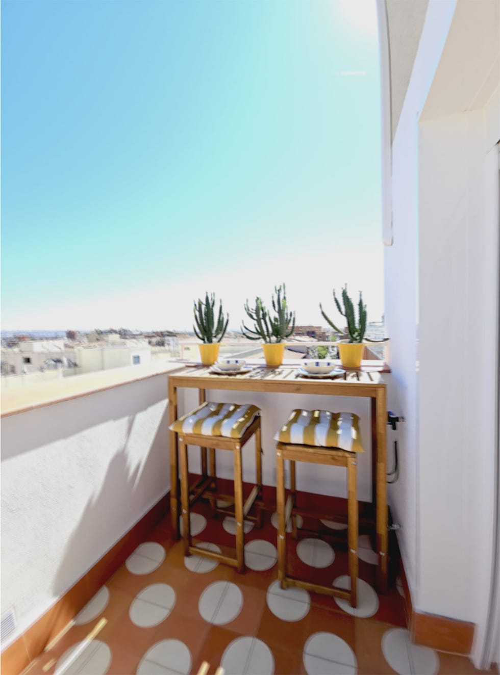 una casa con terraza en madrid con una decoración llena de color del estudio fabuloso estudio