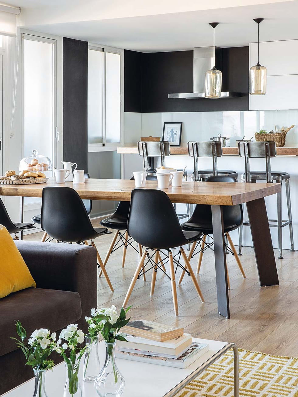 salón comedor y cocina en blanco, negro y madera