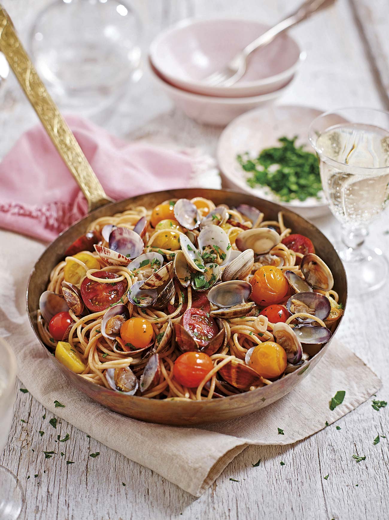 espaguetis con almejas y tomates cherry