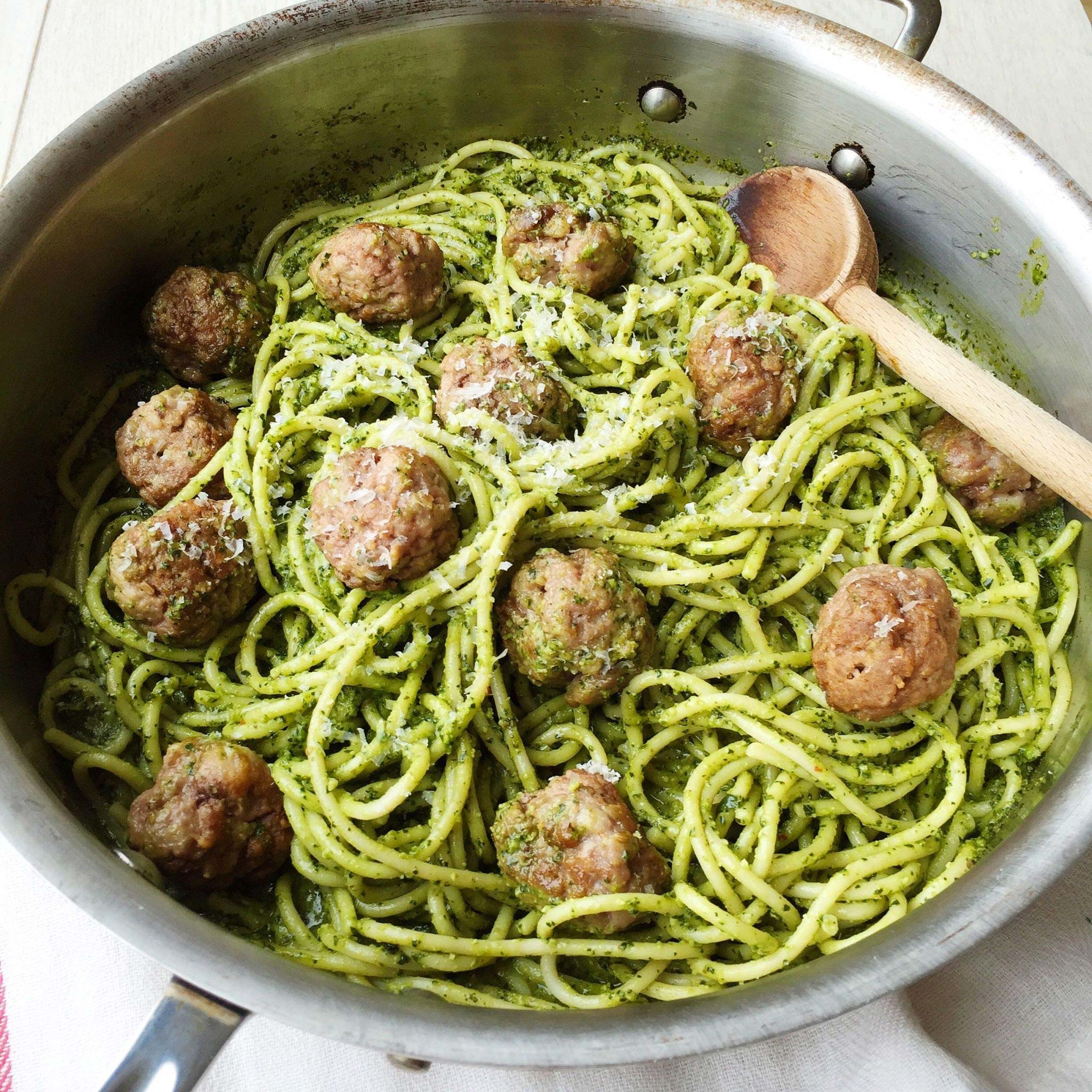espaguetis con pesto de kale y albóndigas