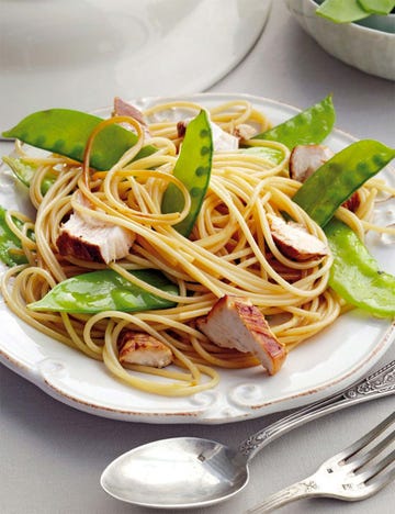 espaguetis con pollo y tirabeques