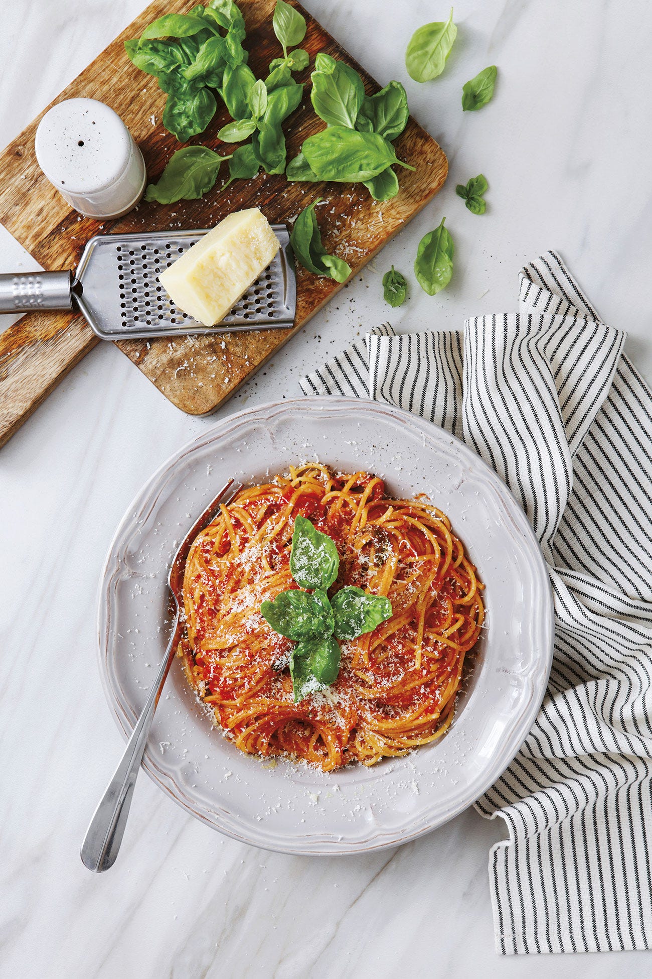 espaguetis con salsa de tomate casera y albahaca