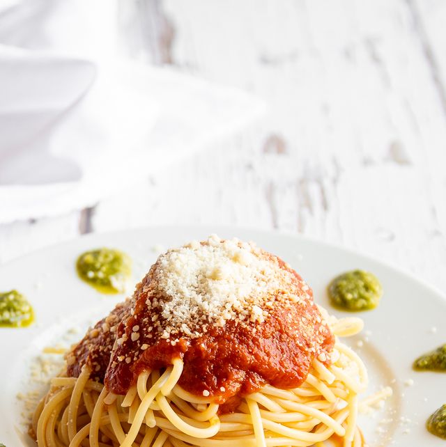 espaguetis con salsa de tomate y queso