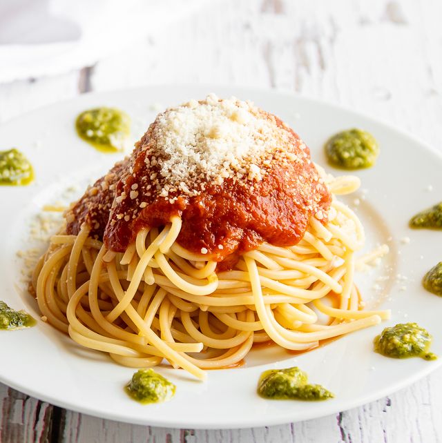 espaguetis con salsa de tomate y queso