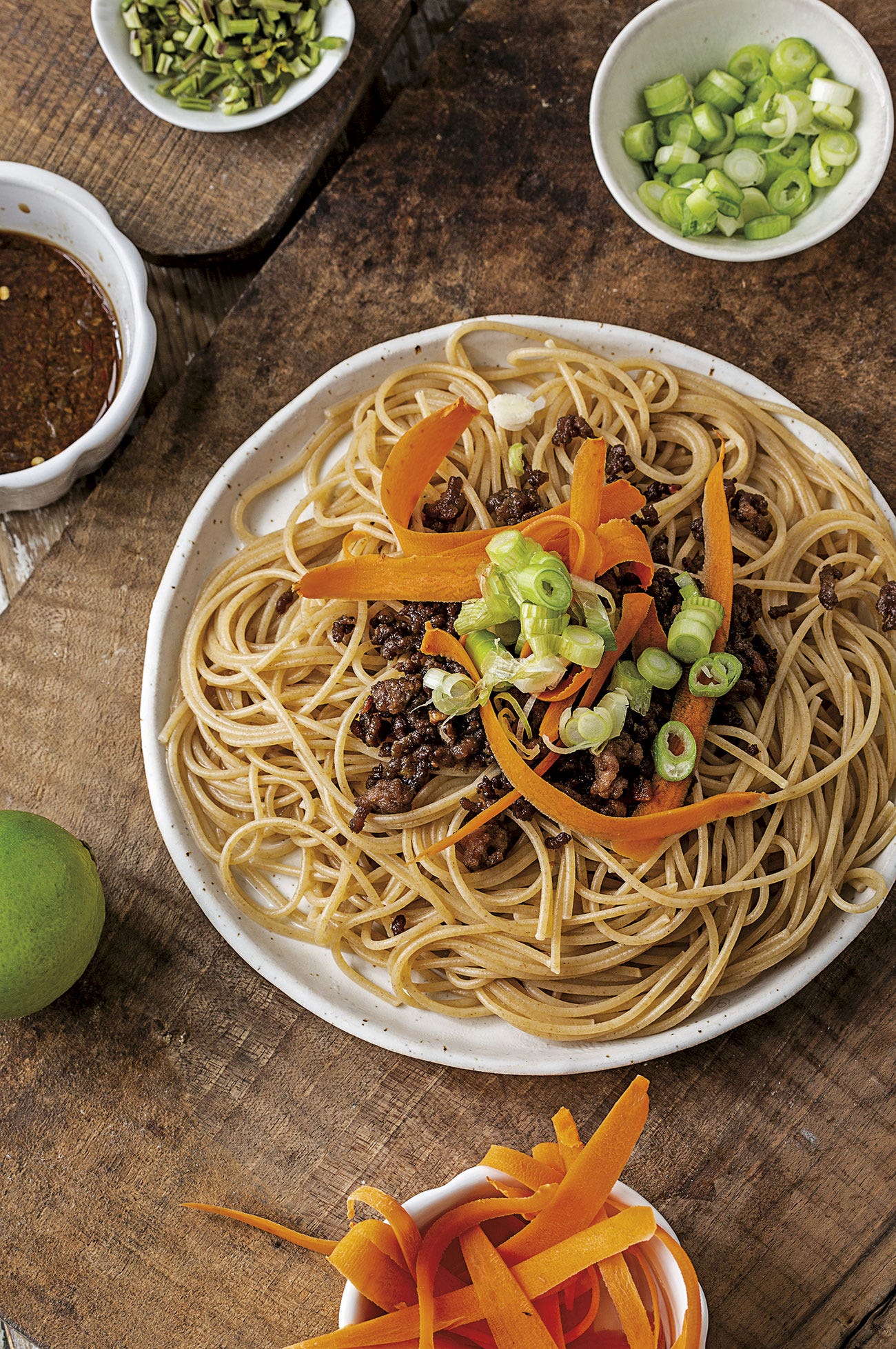 espaguetis integrales con carne caramelizada y verduras
