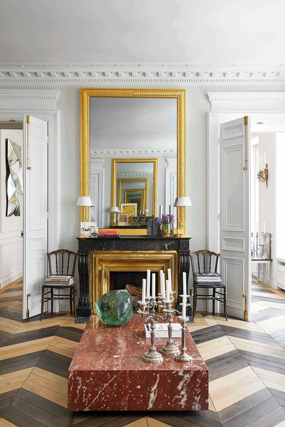salon con chimenea clasica y mesa de marmol