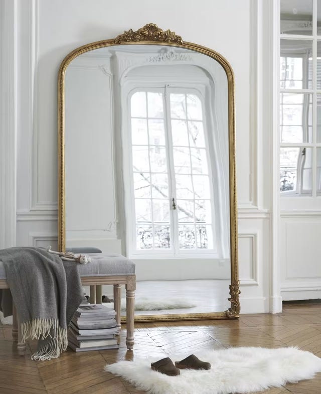 una interiorista habla sobre los 5 cambios de decoración para dar personalidad a una casa, como cambia un espejo pequeño por uno de pie