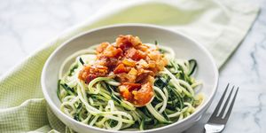 espaguetis de calabacín con salsa de tomate