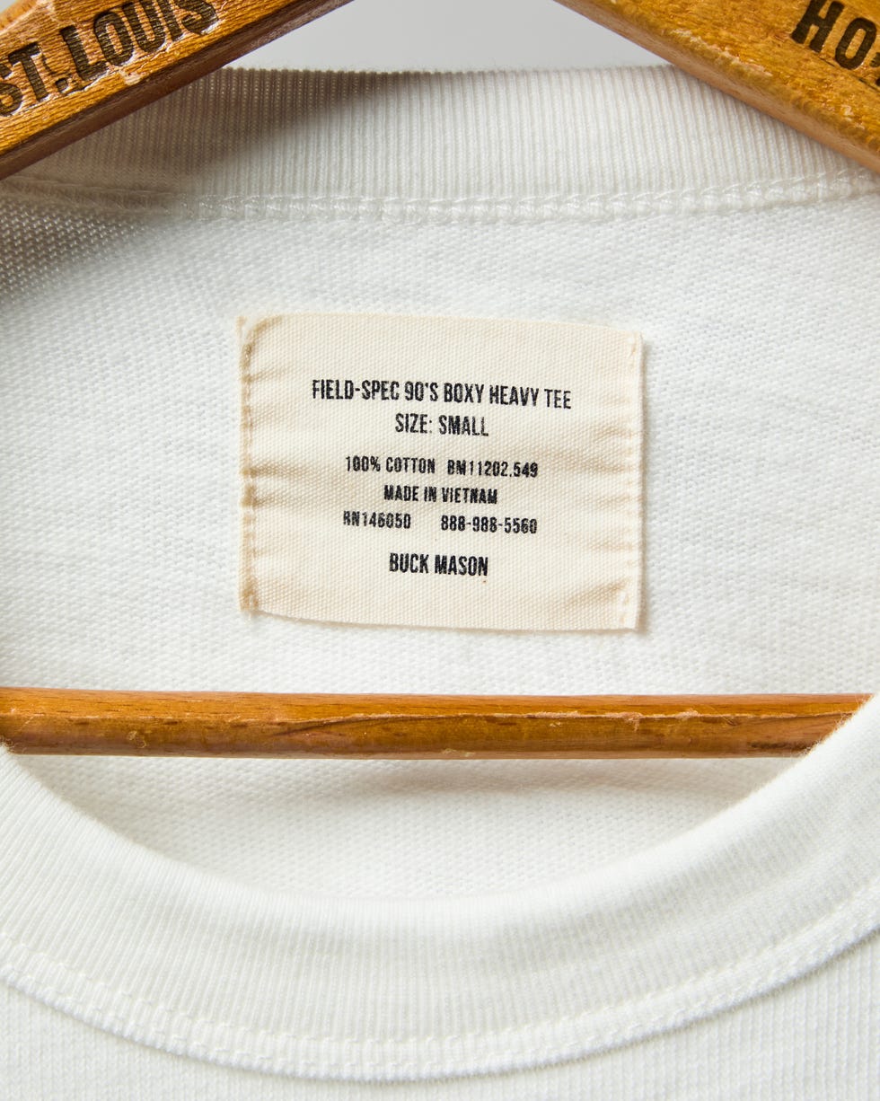 el escote acanalado de una camiseta blanca