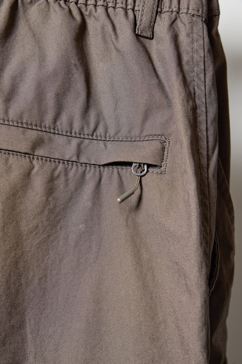uniqlo brede cargobroek, detail op de achterzak