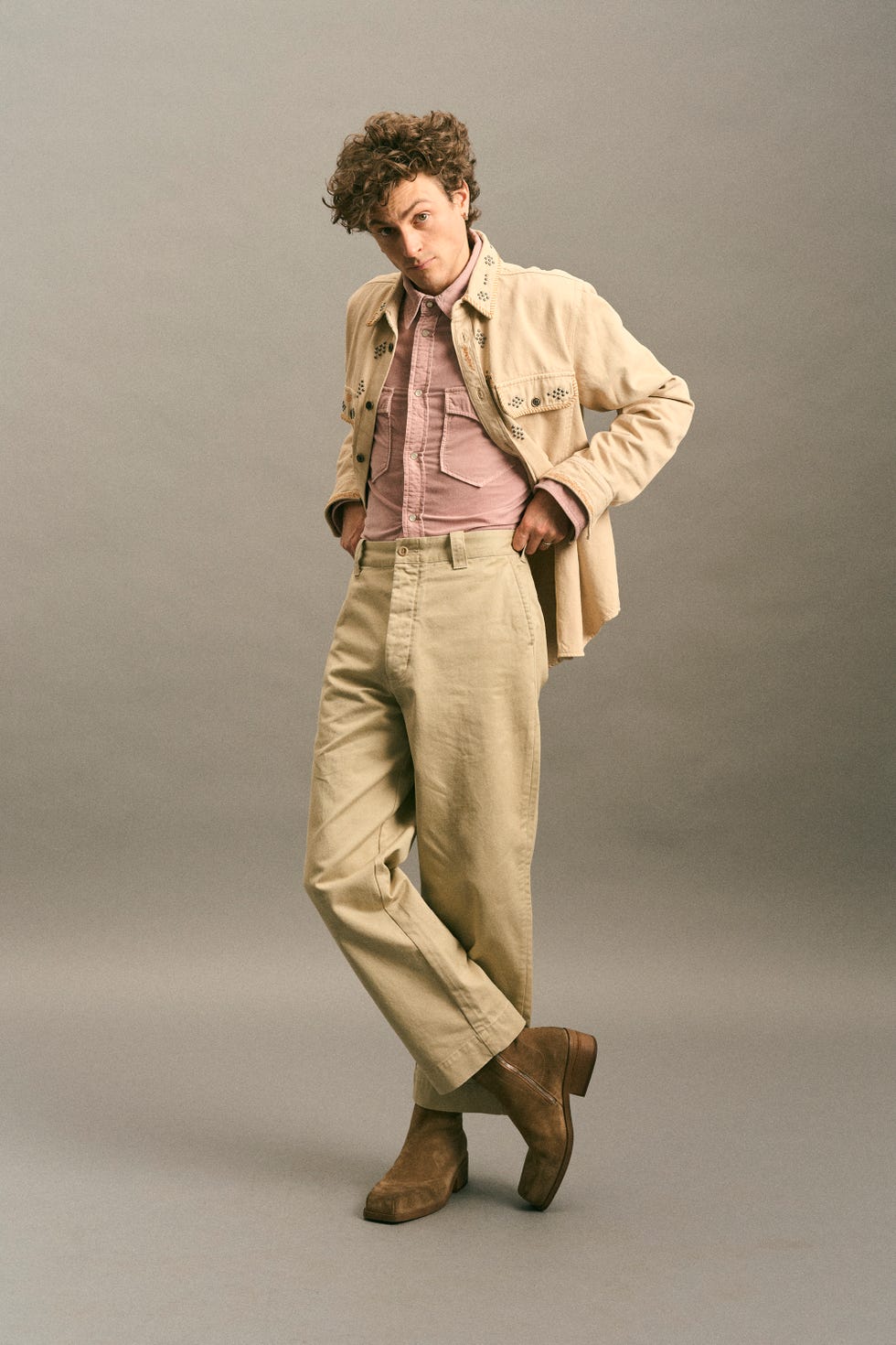 een man in een chino