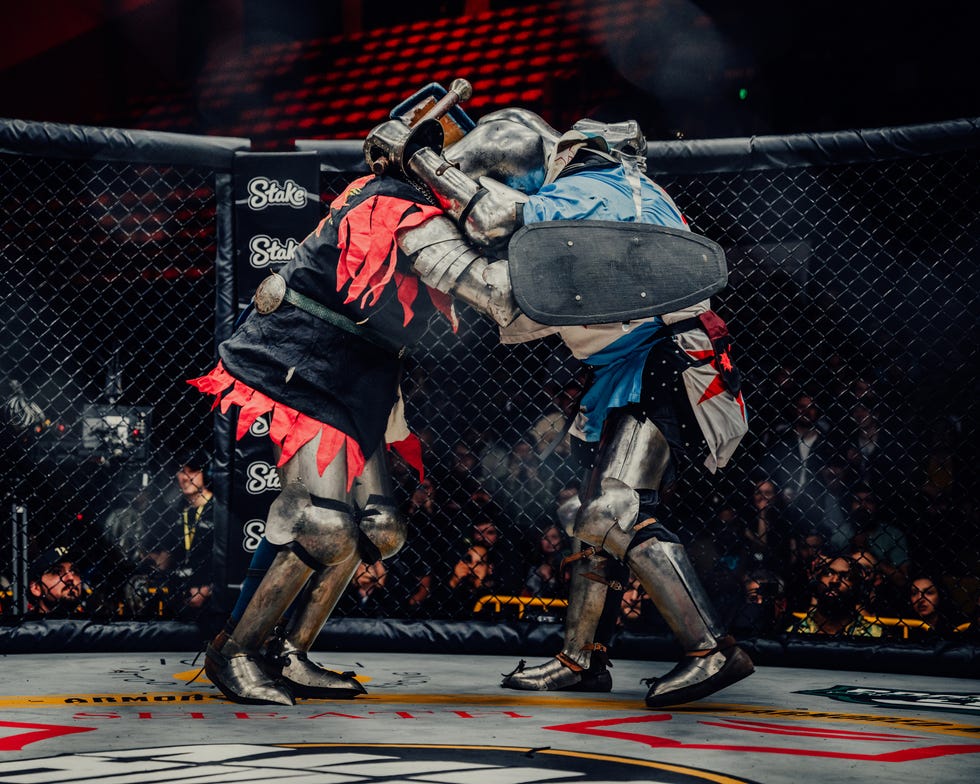 Бойцы AMMA сражаются в поединке в стиле UFC в клетке. Запись сделана в субботу, 12 апреля 2025 года, в административном центре Хаммонда в Хаммонде, штат Индиана. Кевин Серна для Esquire.
